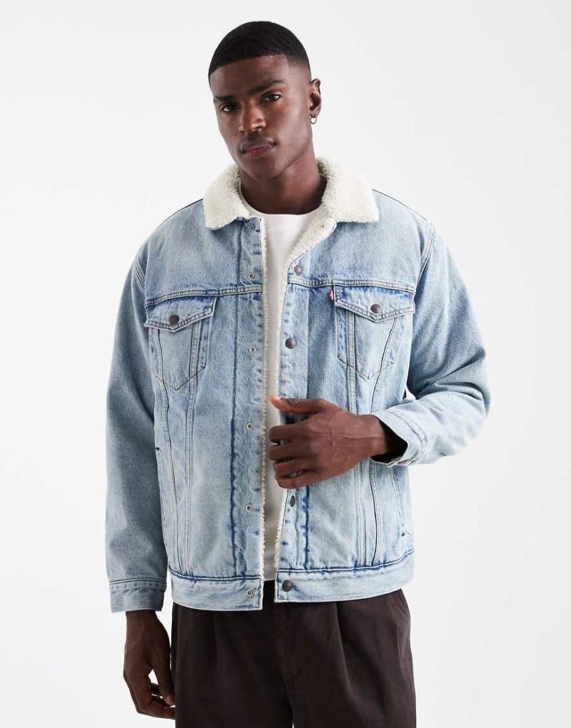Levi's - Relaxed-Fit-Truckerjacke aus Jeansstoff in mittlerer Vintage-Waschung mit Sherpa-Fleece-Futter-Blau von Levi's