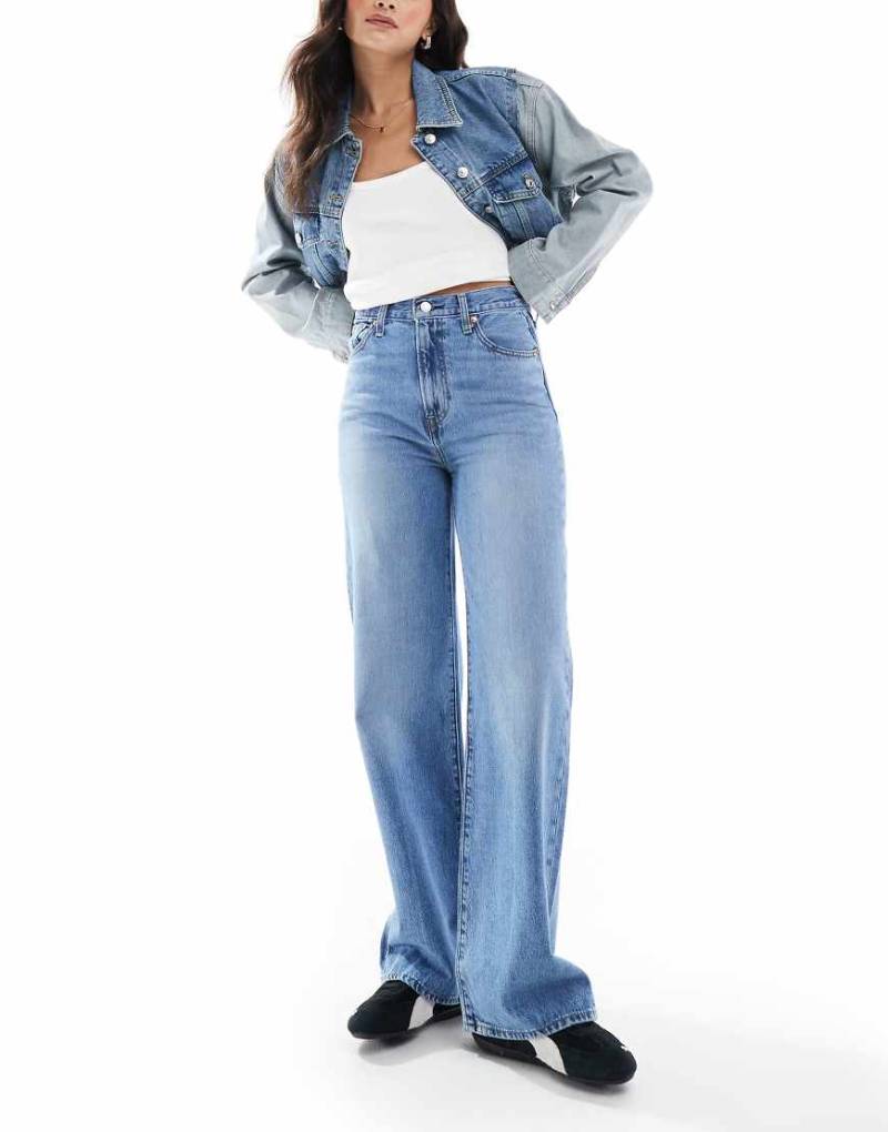 Levi's - Ribcage - Jeans in hellblauer Waschung mit hohem Bund und weitem Bein von Levi's