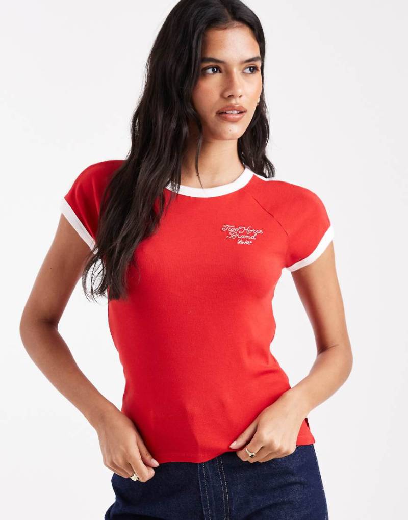 Levi's - Riley - T-Shirt in Rot mit Rücken-Grafik und Raglanärmeln von Levi's