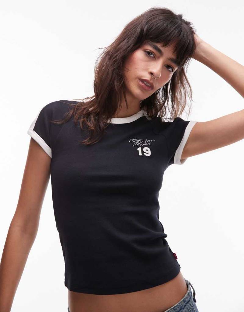 Levi's - Riley - T-Shirt in Schwarz mit Grafik und Raglanärmeln von Levi's