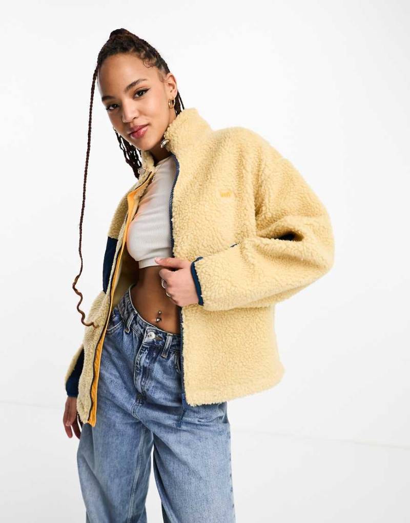 Levi's - Sherpa-Jacke in Creme mit Reißverschluss und Tasche-Weiß von Levi's