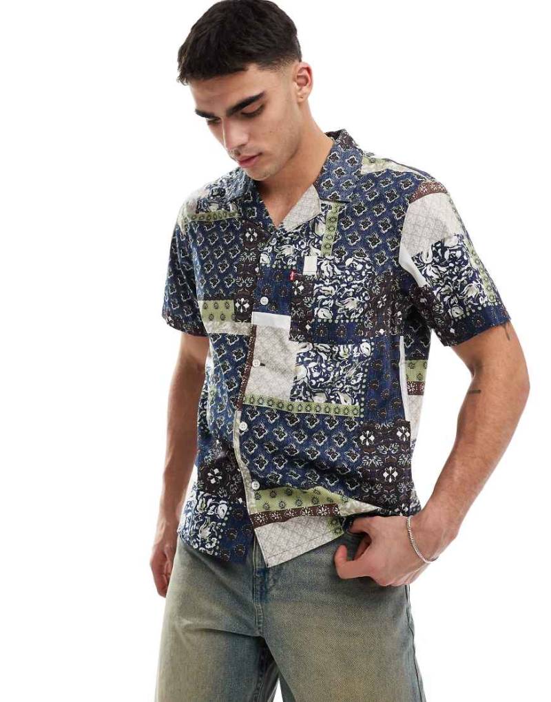 Levi's - Standard Camp - Kurzärmliges Hemd in Marineblau mit Reverskragen und Patchwork-Print von Levi's