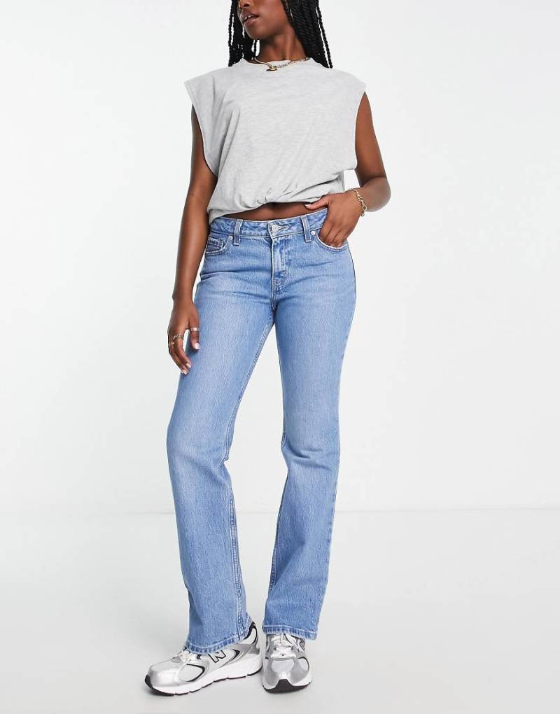 Levi's - Straight Jeans in verwaschenem Hellblau mit niedrigem Bund von Levi's