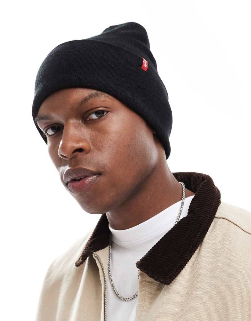 Levi's - Strickmütze in Schwarz mit roter Lasche von Levi's