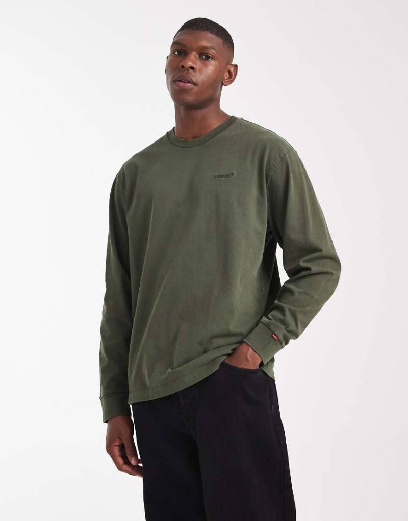 Levi's - Stückgefärbtes, langärmliges T-Shirt in Dunkelgrün mit Logo von Levi's
