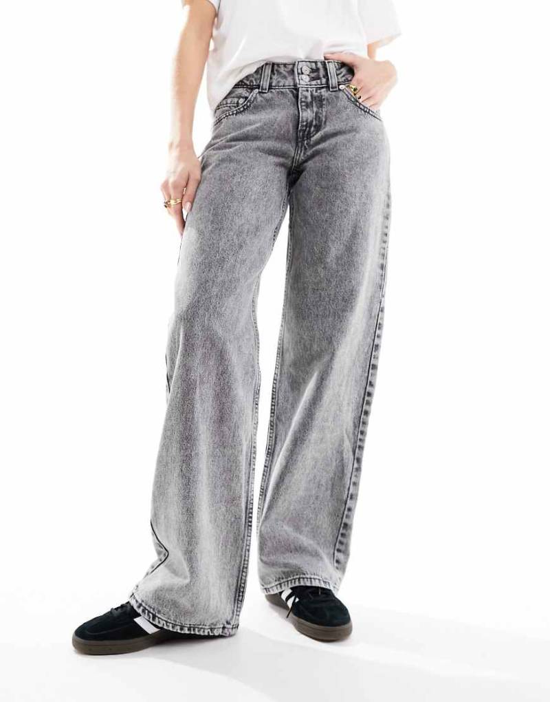 Levi's - Superlow - Locker geschnittene Jeans in hellgrauer Waschung mit tiefem Bund von Levi's