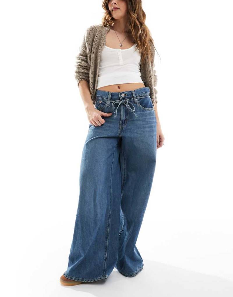Levi's - Superweit geschnittene Jeans in verwaschenem Mittelblau von Levi's