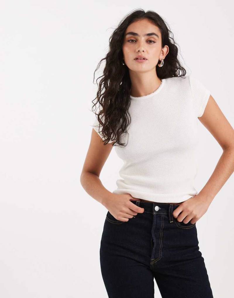 Levi's - T-Shirt in Ecru mit Waffelstruktur und Kappärmeln-Weiß von Levi's