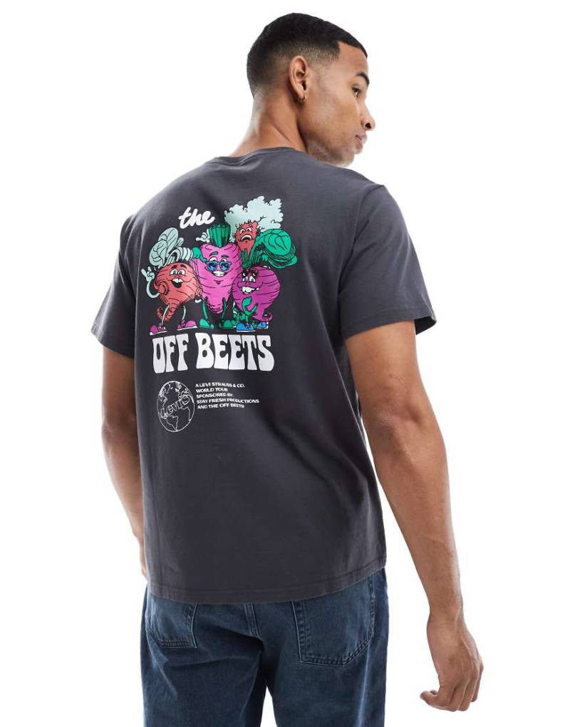 Levi's - T-Shirt in Schwarz mit lockerem Schnitt und farbigem „Off Beets"-Rückenprint von Levi's
