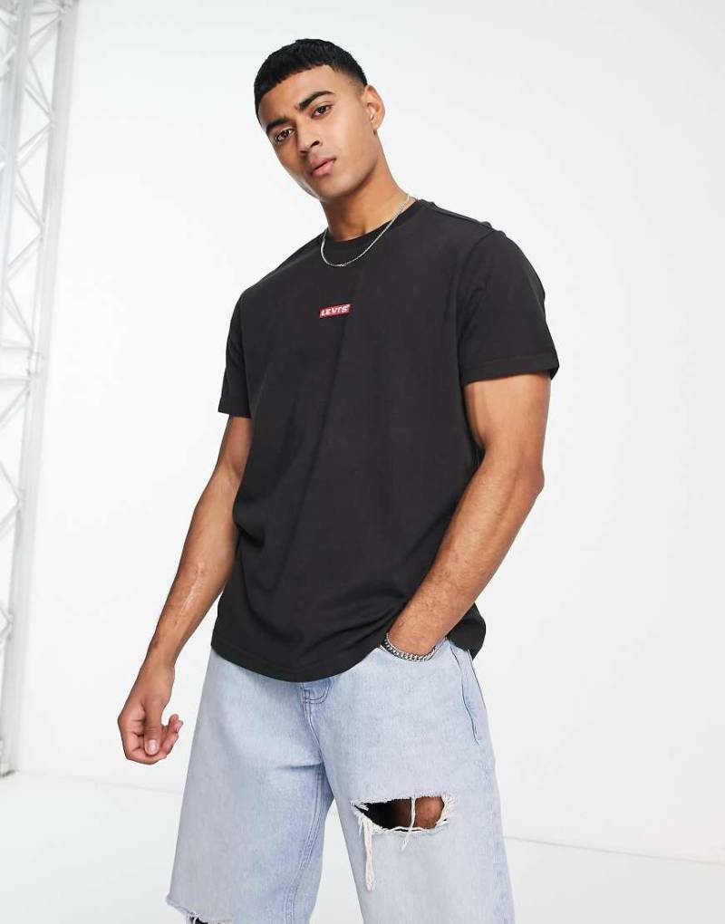 Levi's - T-Shirt in Schwarz mit mittigem, kleinem Boxtab-Logo von Levi's