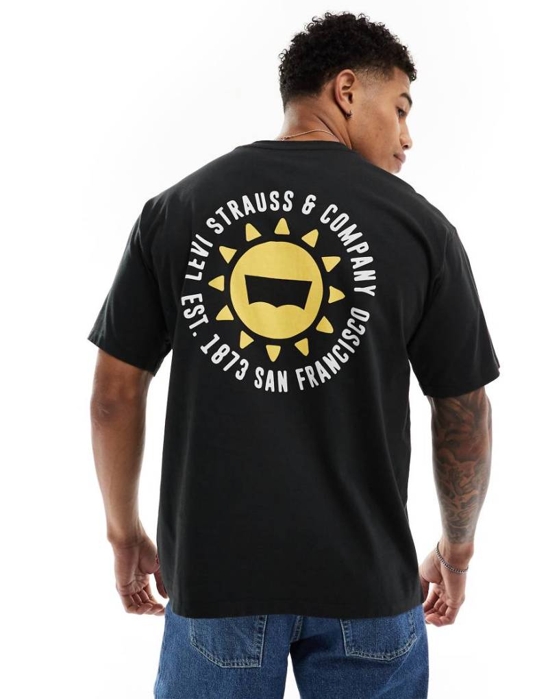 Levi's - T-Shirt in Schwarz mit mittigem Sonnen-Logoprint und Rückenprint von Levi's