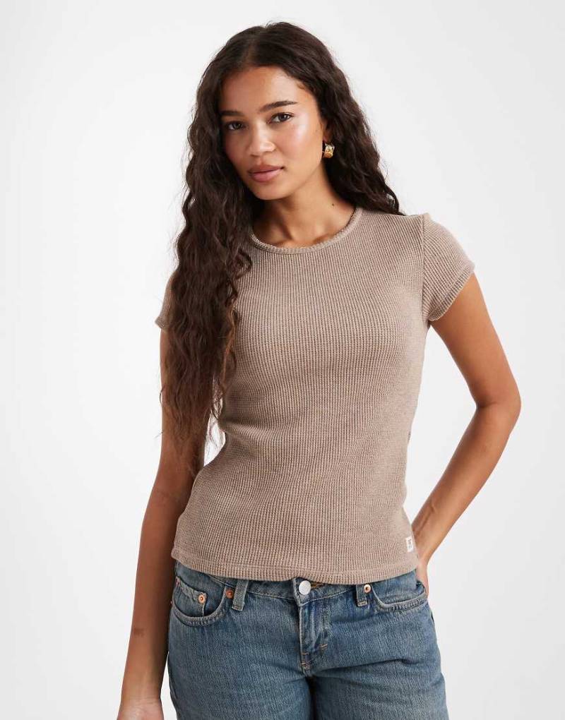 Levi's - T-Shirt in Taupe mit Waffelstruktur und Kappärmeln-Brown von Levi's