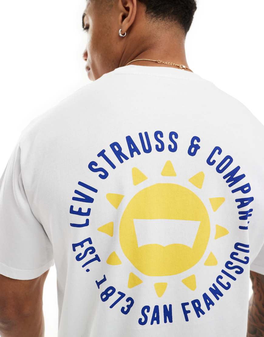 Levi's - T-Shirt in Weiß mit mittigem Sonnen-Logoprint und Rückenprint Levi's - T-Shirt in Weiß mit mittigem Sonnen-Logoprint und Rückenprint von Levi's