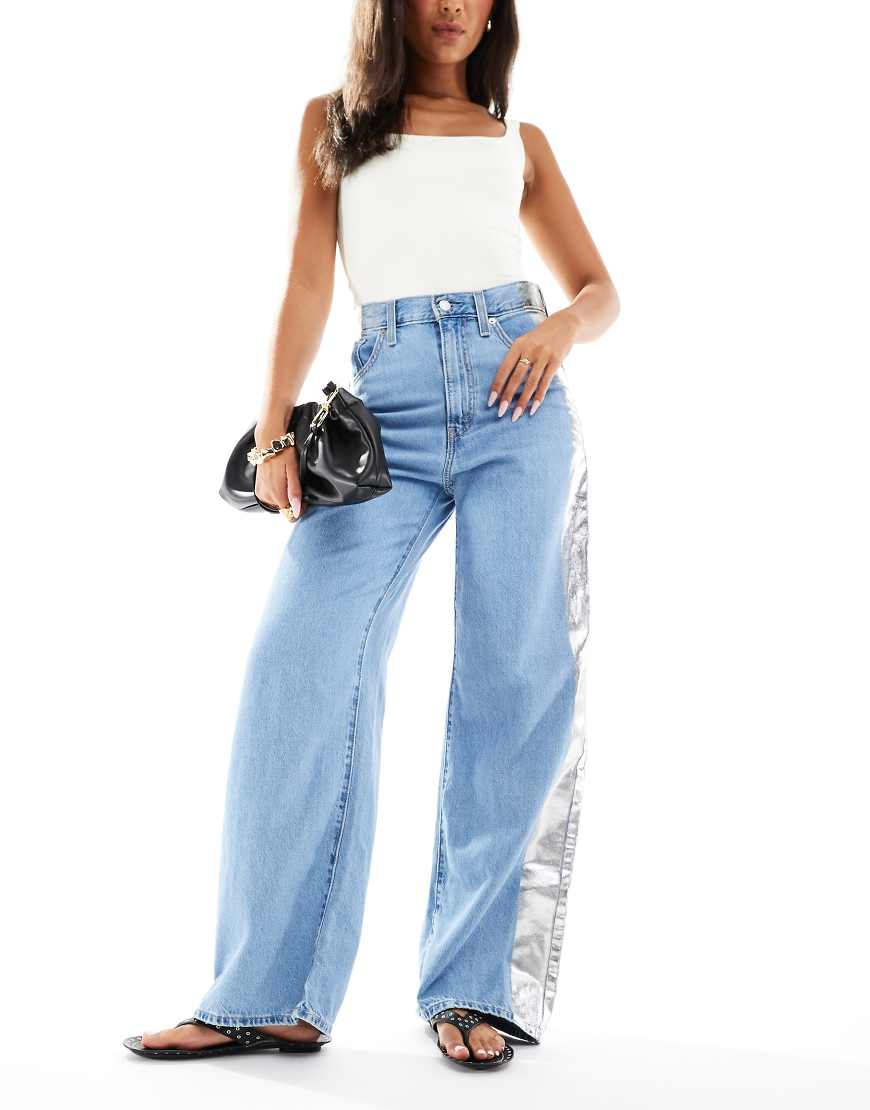 Levi's - Taillierte Jeans in heller Waschung mit Einsatz in Folienoptik und weitem Bein-Blau von Levi's