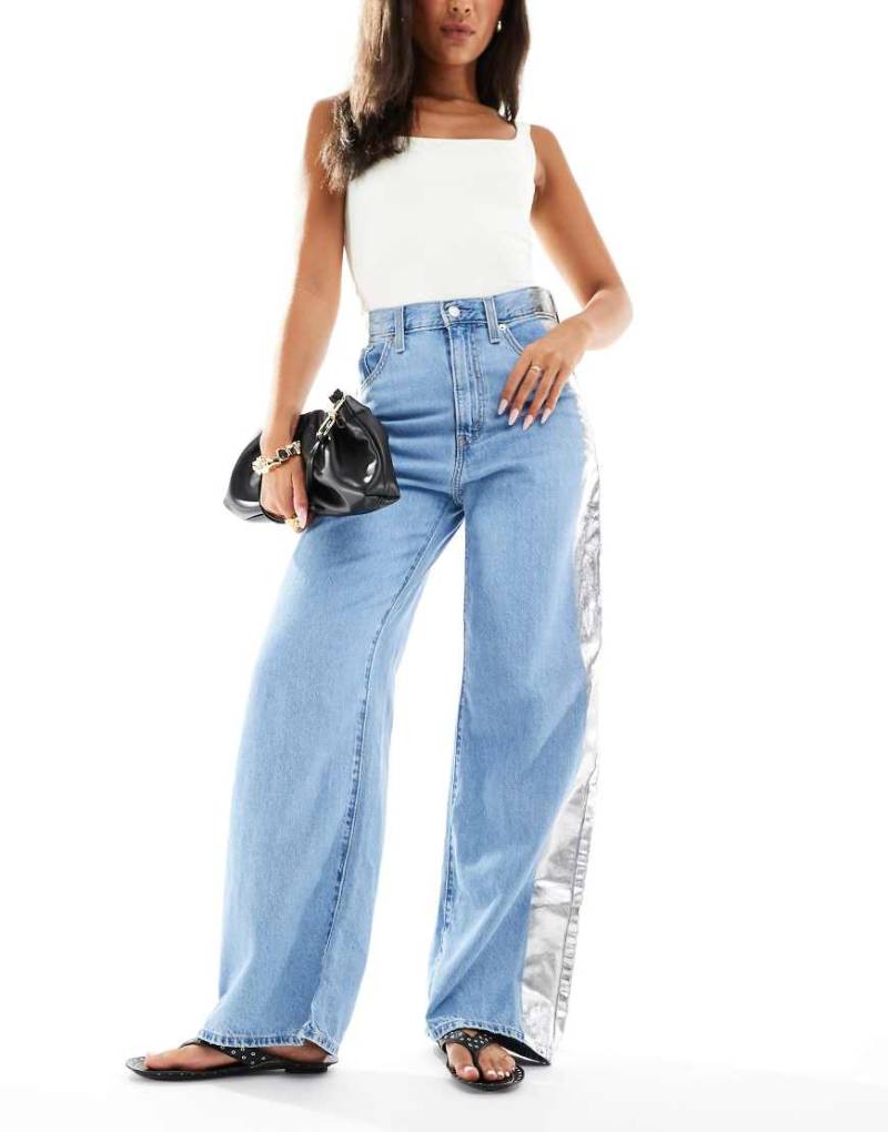 Levi's - Taillierte Jeans in heller Waschung mit Einsatz in Folienoptik und weitem Bein-Blau von Levi's