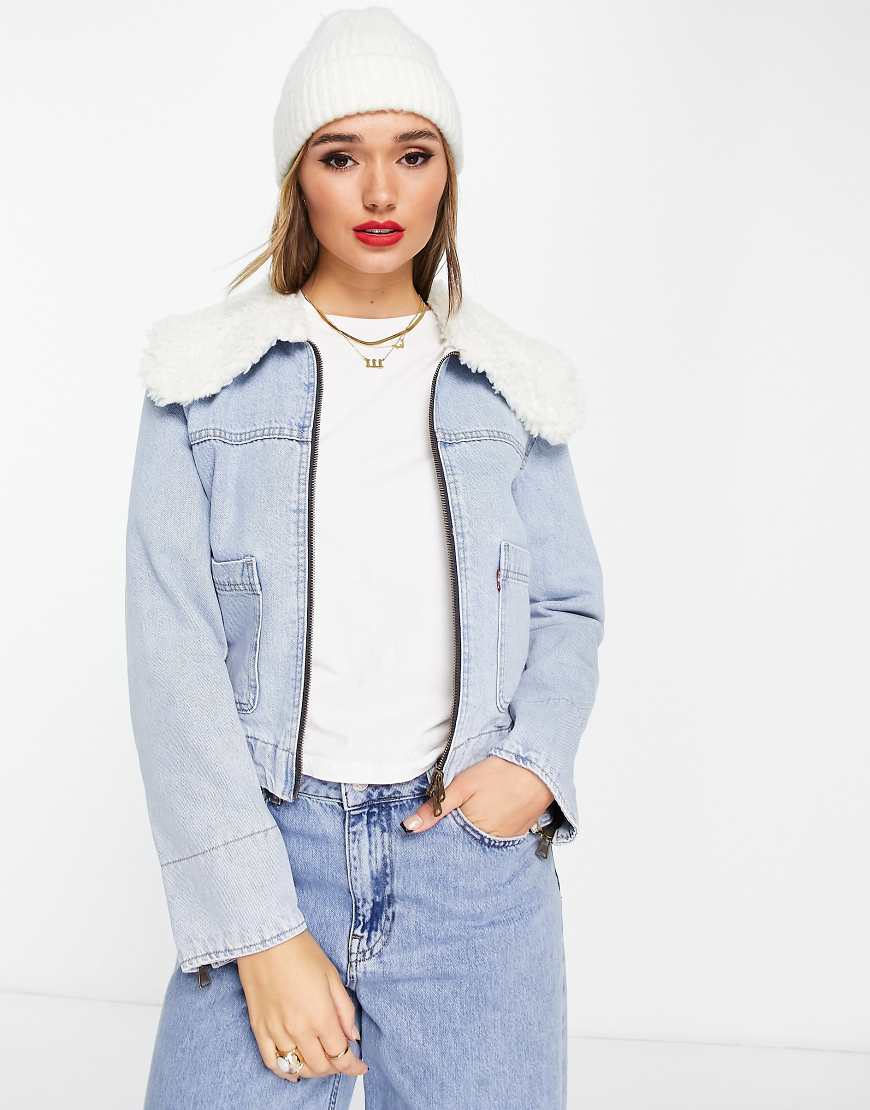 Levi's - Truckerjacke aus Denim in heller Waschung mit Retro-Flair und Oversize-Kragen aus Sherpa-Fleece-Marineblau von Levi's