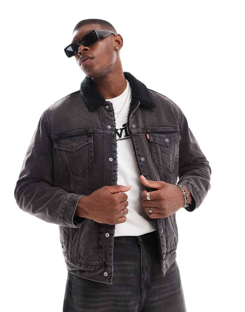 Levi's - Type 3 - Trucker-Jeansjacke in Schwarz mit Kunstfell-Detail von Levi's