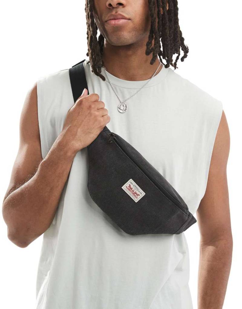 Levi's - Umhängetasche in Anthrazit mit Trageriemen und Logo-Etikett-Grau von Levi's