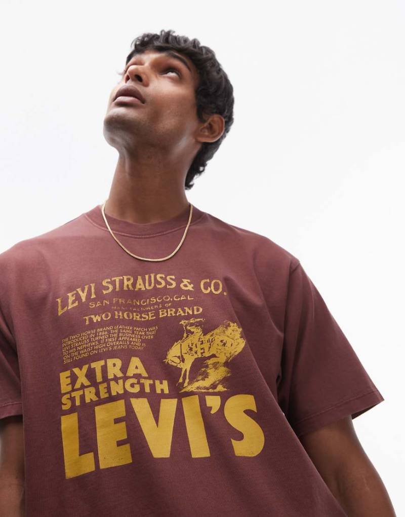 Levi's - Vintage - Locker geschnittenes T-Shirt in Burgunderrot mit Archiv-Posterprint von Levi's