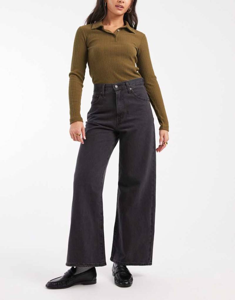 Levi's - Weit geschnittene Jeans in Schwarz mit tailliertem Bund von Levi's