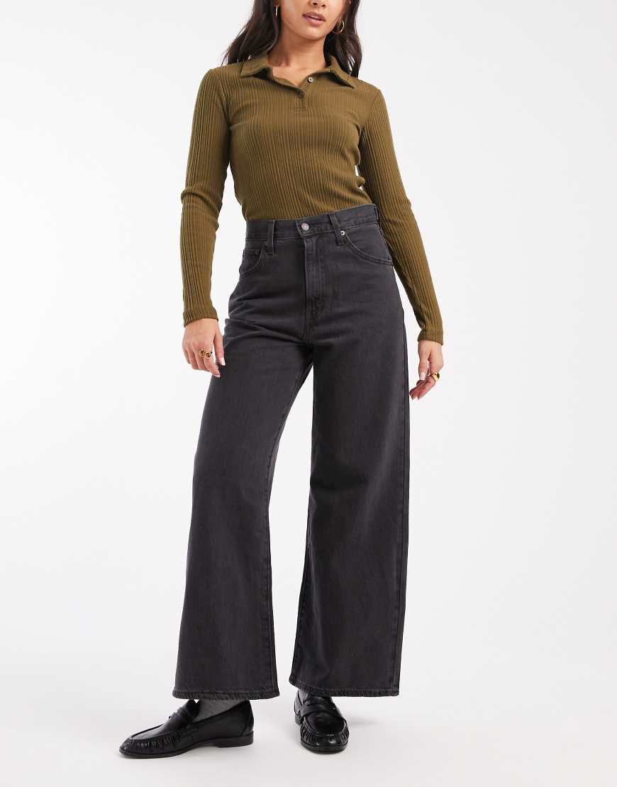 Levi's - Weit geschnittene Jeans in Schwarz mit tailliertem Bund von Levi's