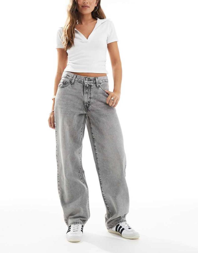 Levi's - Weite Dad-Jeans in verwaschenem Grau von Levi's
