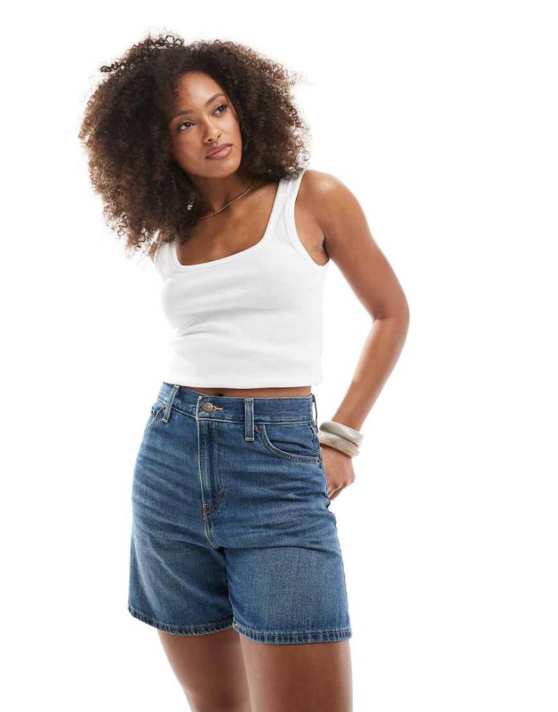 Levi's - Weite Jeans-Shorts in Mittelblau mit hohem Bund von Levi's