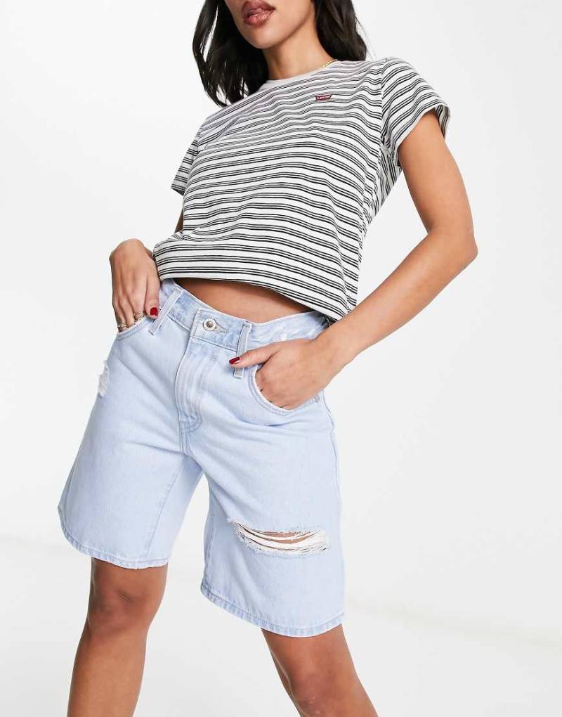 Levi's - Weite Shorts in hellblauer Waschung mit silberfarbenem Etikett von Levi's