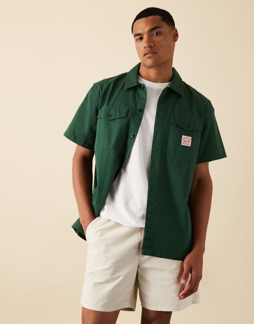Levi's - Workwear Capsule - Kurzärmliges Arbeitshemd in Dunkelgrün mit Logo-Aufnäher Levi's - Workwear Capsule - Kurzärmliges Arbeitshemd in Dunkelgrün mit Logo-Aufnäher von Levi's