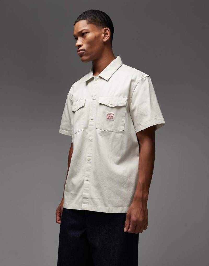 Levi's - Workwear Capsule - Kurzärmliges Worker-Hemd in Beige mit Logo-Aufnäher-Neutral von Levi's