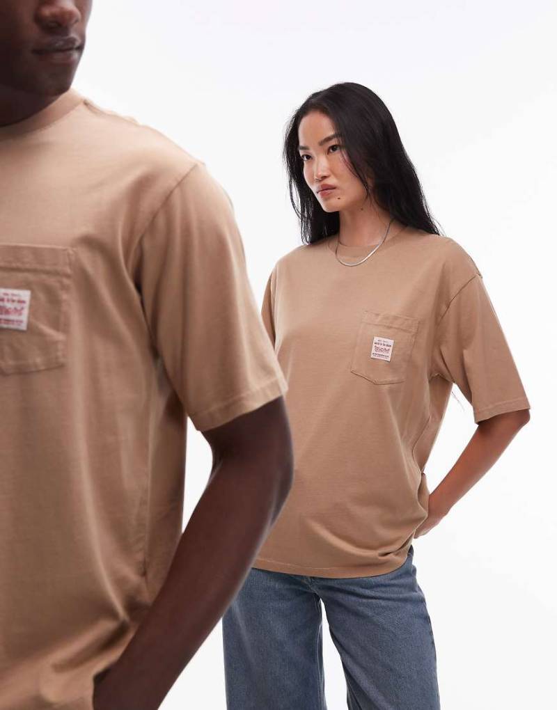 Levi's - Workwear Capsule - Locker sitzendes Unisex-T-Shirt in Hellbraun mit Etikett-Logo und Brusttasche-Brown von Levi's