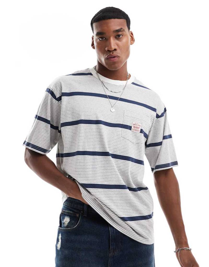 Levi's - Workwear - Locker geschnittenes T-Shirt in gestreiftem Grau mit Brusttasche von Levi's