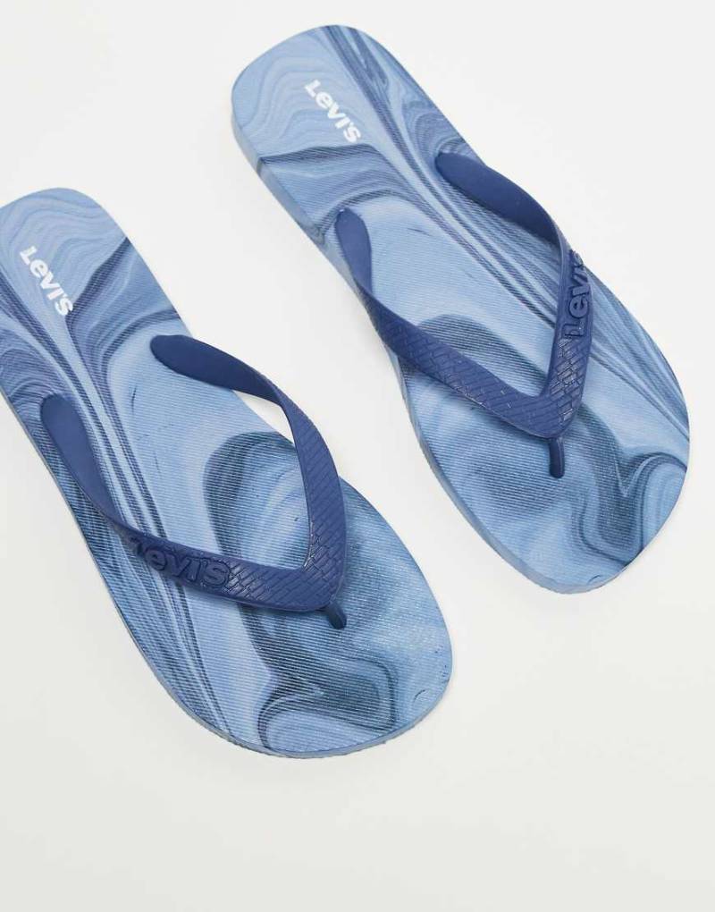Levi's - Zehenstegsandalen in Blau mit Marmorprint und Logo von Levi's