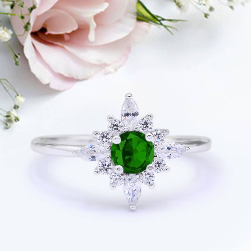 Cluster Verlobungsring Runder Simulierter Smaragd Jubiläum Versprechensring Neues Design von LevxJewelry