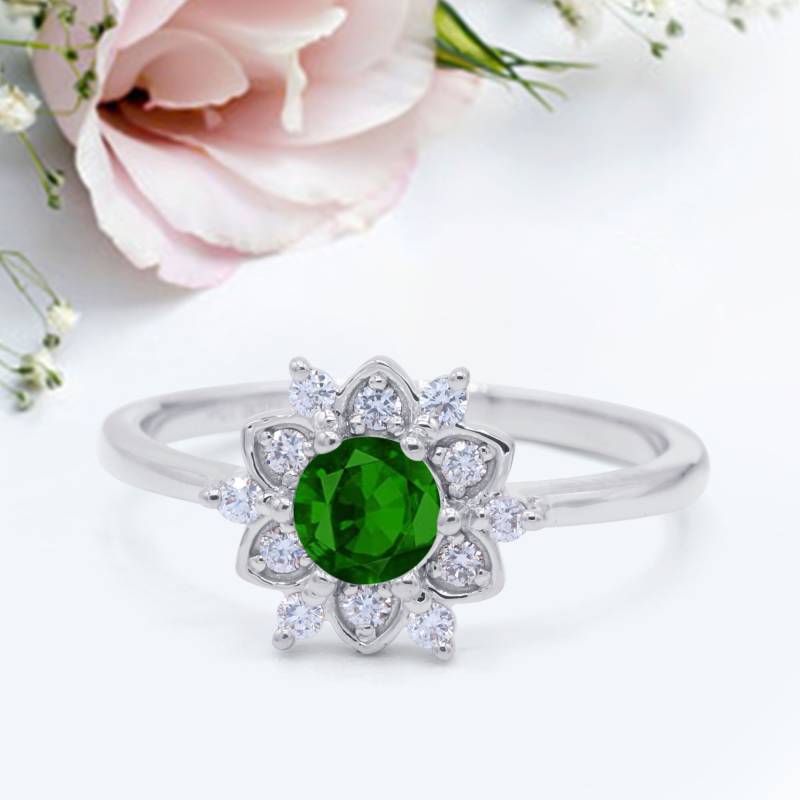 Halo Floraler Verlobungsring Runder Simulierter Smaragd Jubiläum Versprechensring Neues Design von LevxJewelry