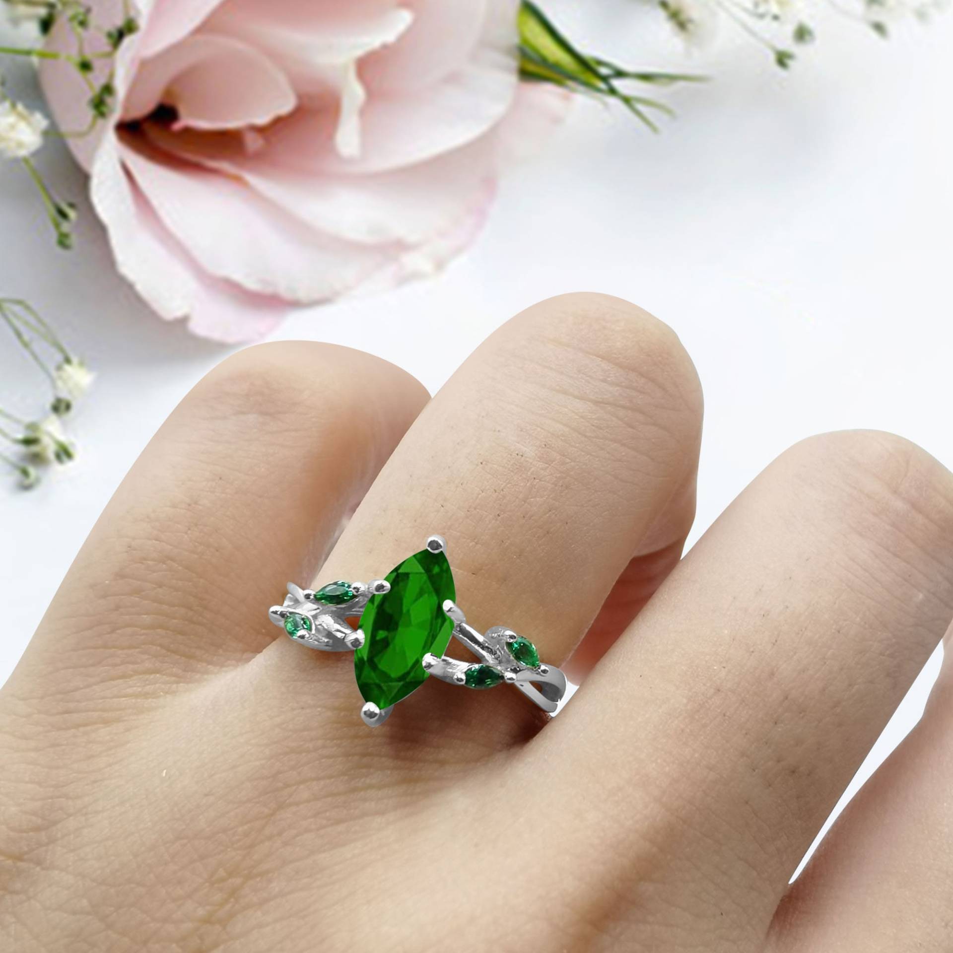 Infinity Twist Grün Simulierter Smaragd Marquise Ehering Jahrestag Versprechen Ring Neues Design von LevxJewelry