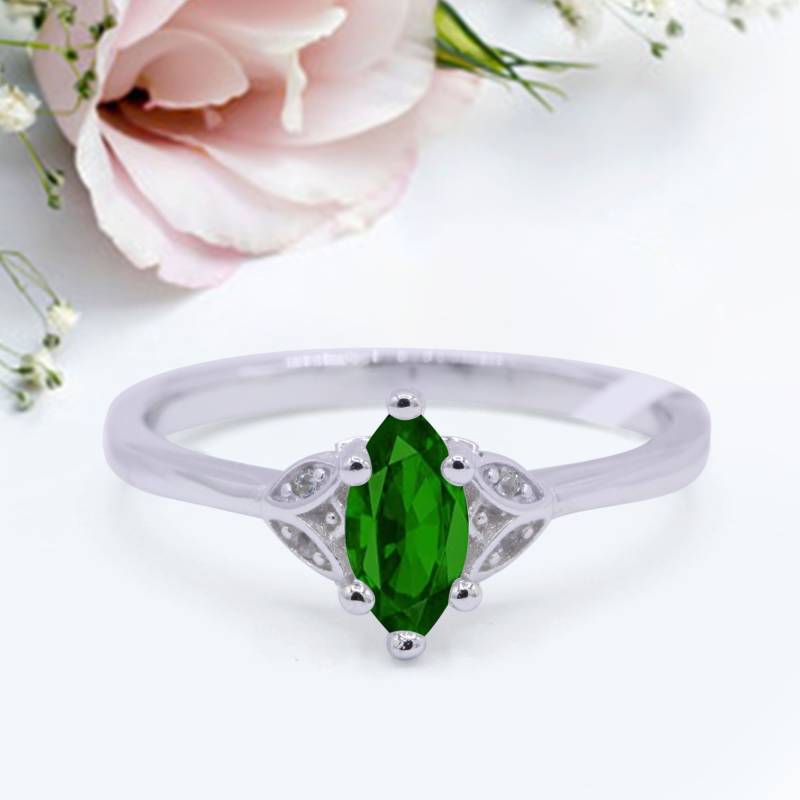Marquise Art Deco Verlobungsring Simulierter Smaragd Jubiläum Versprechensring Neues Design von LevxJewelry
