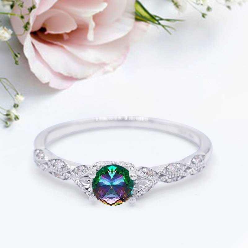 Zierlicher Zierlicher Art Deco Verlobungsring Runder Simulierter Regenbogentopas Jahrestag Versprechensring Neues Design von LevxJewelry