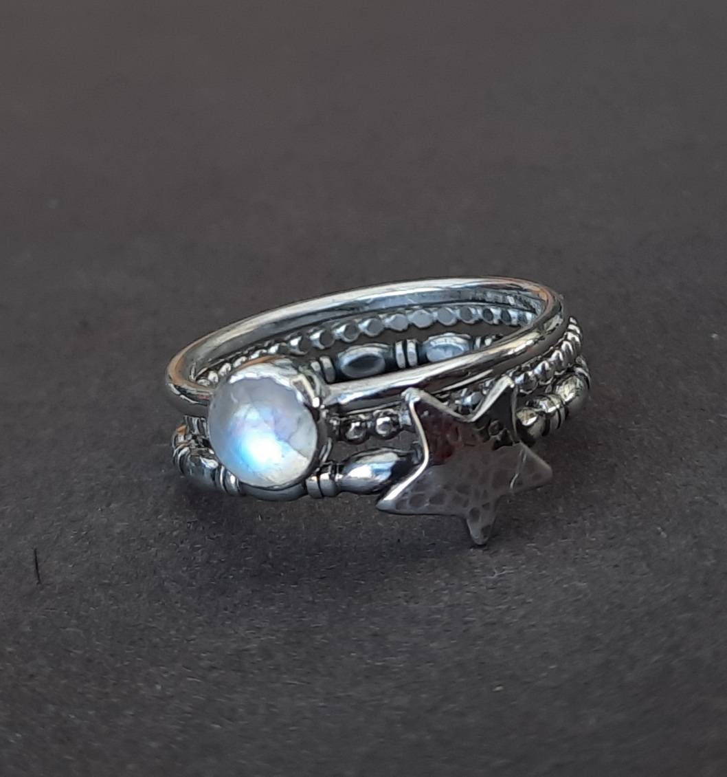 Dreifach Silberfarbener Stapelring Mit Mondstein Und Stern von LexiCannonJewellery