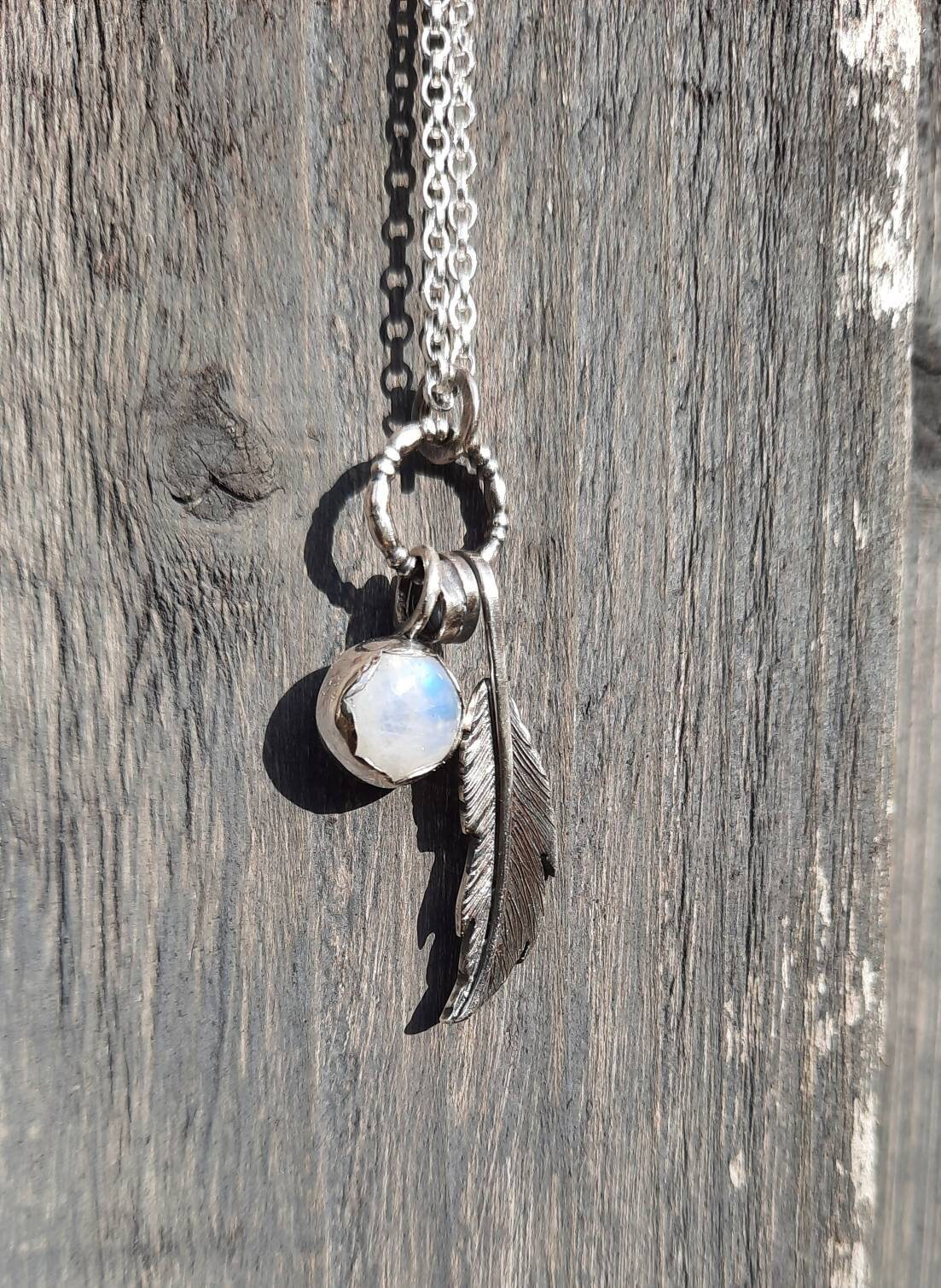 Eine Wunderschöne Mini Traumfänger Kette Mit Einer Feder Und Mondstein von LexiCannonJewellery