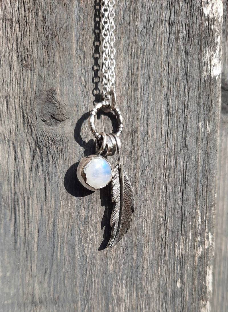 Eine Wunderschöne Mini Traumfänger Kette Mit Einer Feder Und Mondstein von LexiCannonJewellery