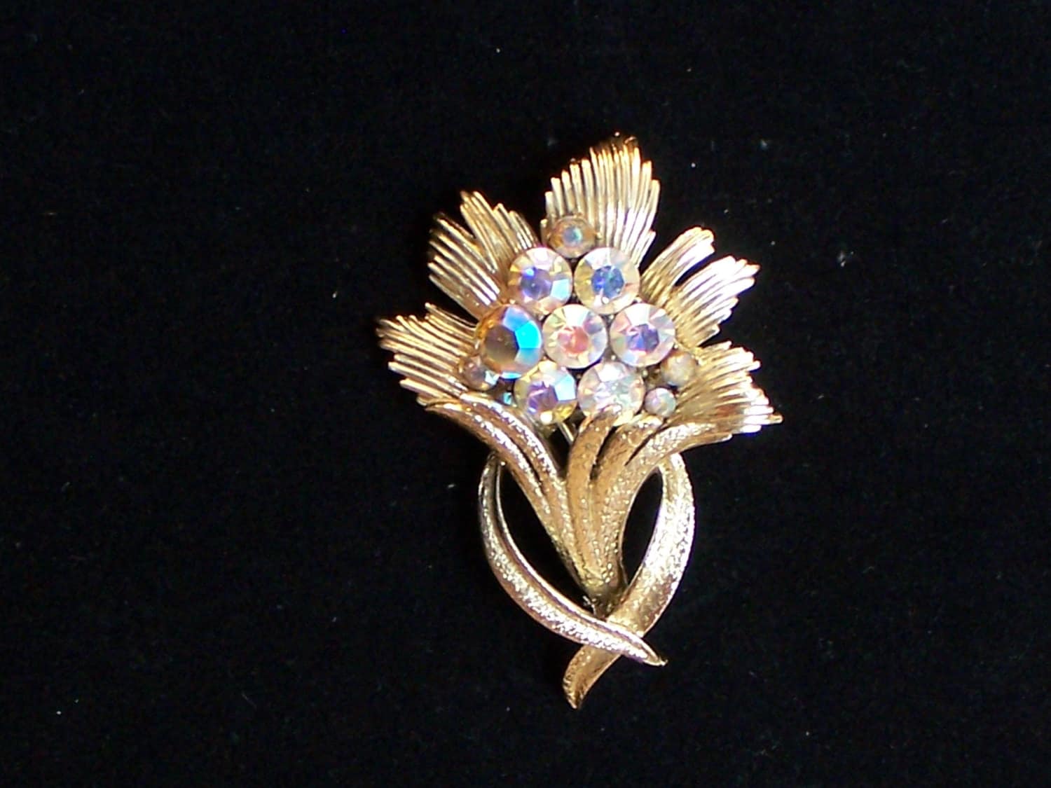 Coro Goldtone Aurora Borealis Blumennadel Coro Goldtone Aurora Borealis Blumennadel von LexiJeanBoutique