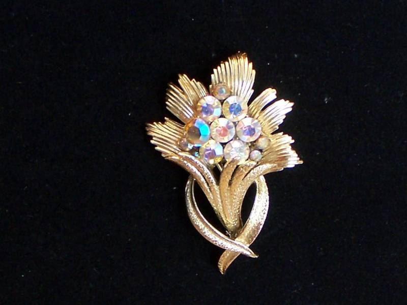 Coro Goldtone Aurora Borealis Blumennadel Coro Goldtone Aurora Borealis Blumennadel von LexiJeanBoutique