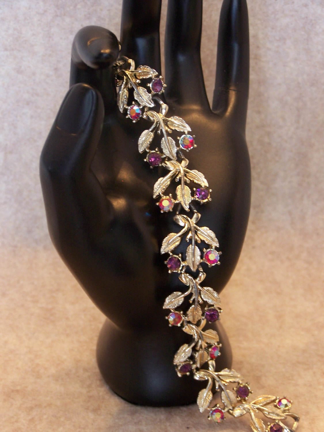 Coro Vintage Armband, Goldton Blatt Mit Roten Und Lila Kristallen Coro Vintage Armband, Goldton Blatt Mit Roten Und Lila Kristallen von LexiJeanBoutique