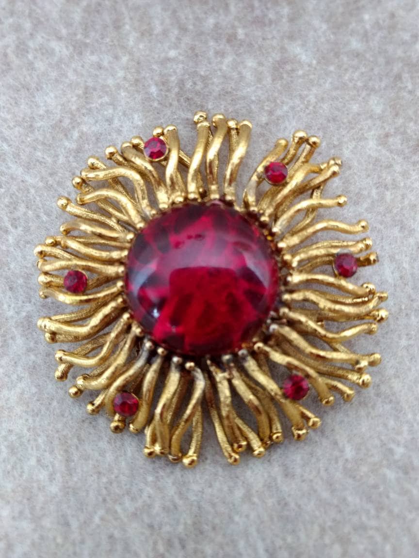 Gold Sonnenblume Mit Atemberaubenden Roten Cabochon Gold Sonnenblume Mit Atemberaubenden Roten Cabochon von LexiJeanBoutique