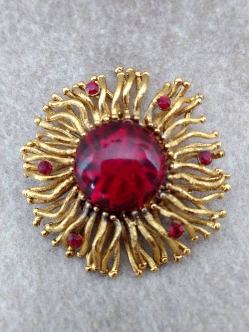 Gold Sonnenblume Mit Atemberaubenden Roten Cabochon Gold Sonnenblume Mit Atemberaubenden Roten Cabochon von LexiJeanBoutique