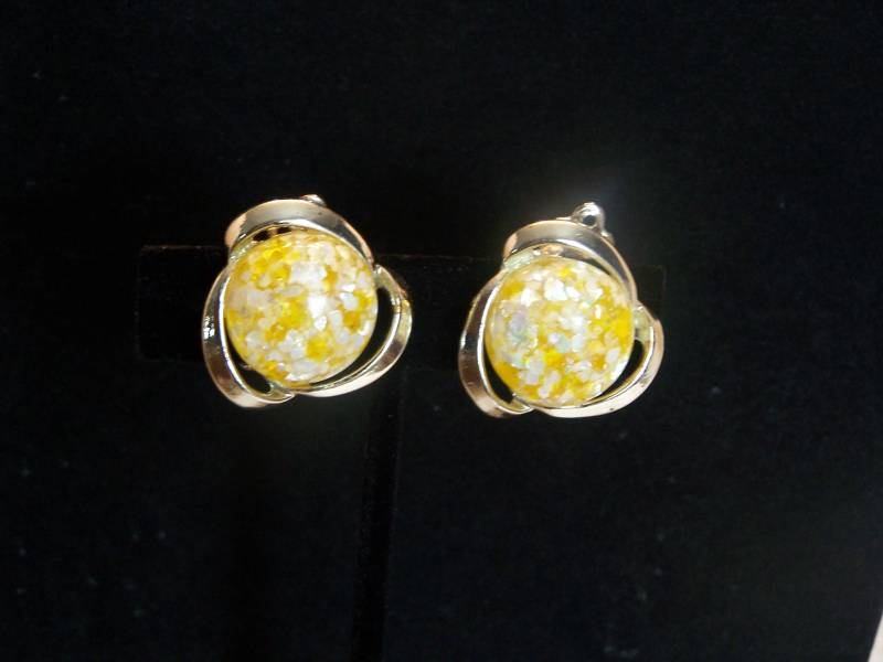 Vintage Gelb Und Weiß Konfetti Ohrringe Vintage Gelb Und Weiß Konfetti Ohrringe von LexiJeanBoutique