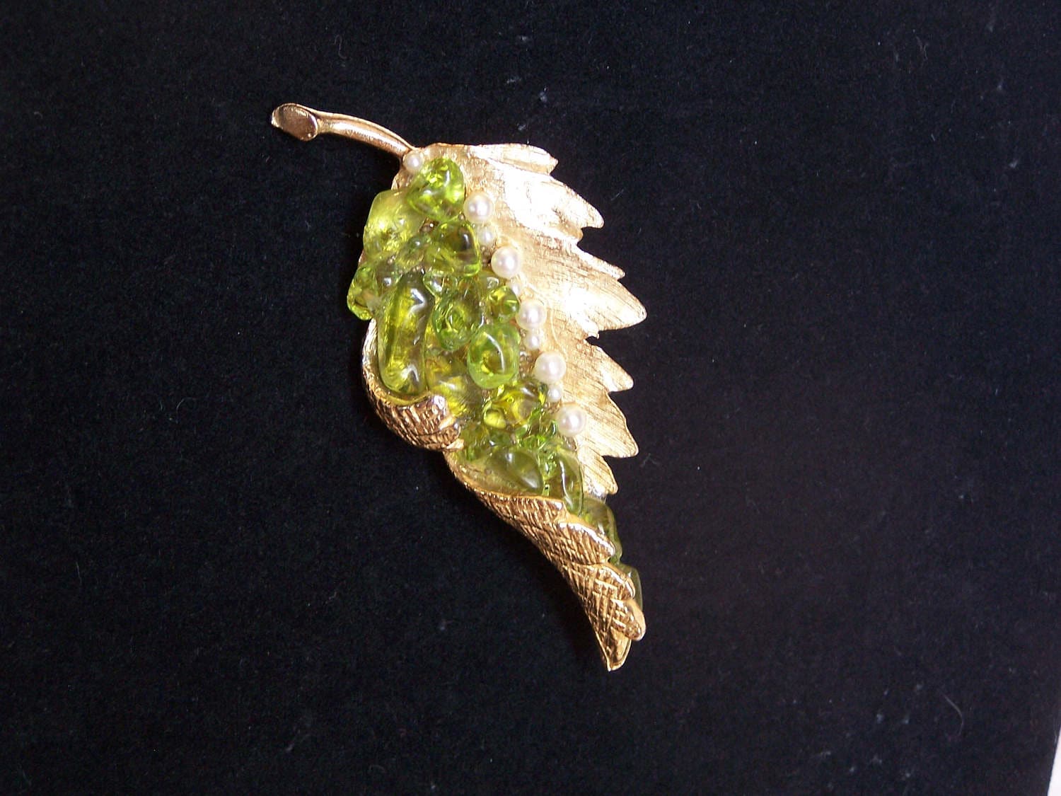 Vintage Goldton Blatt Pin Mit Zerkleinerten Peridot Und Zarte Perlen Vintage Goldton Blatt Pin Mit Zerkleinerten Peridot Und Zarte Perlen von LexiJeanBoutique