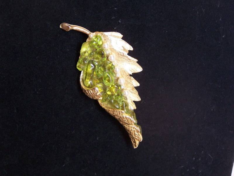 Vintage Goldton Blatt Pin Mit Zerkleinerten Peridot Und Zarte Perlen von LexiJeanBoutique