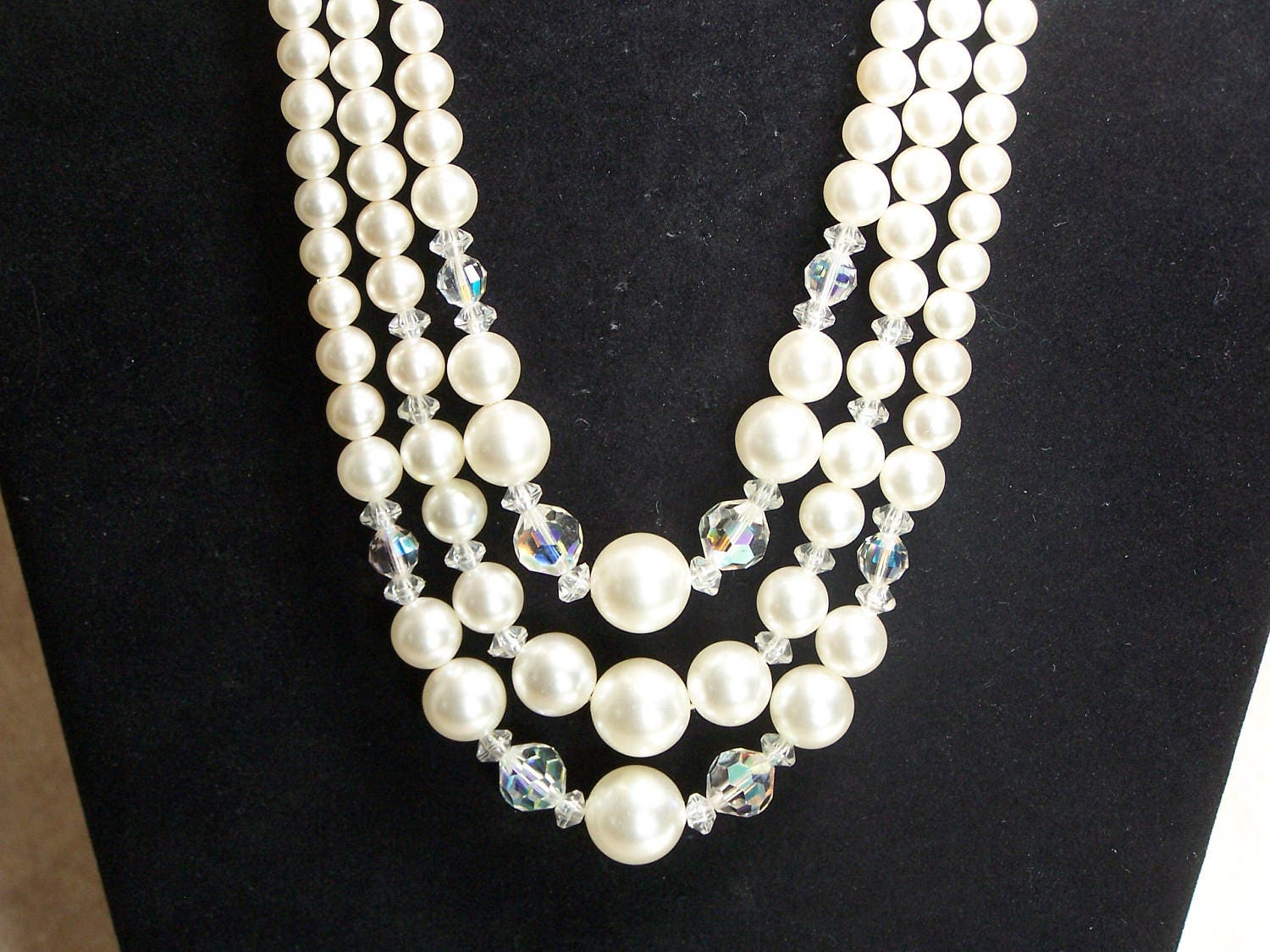 Vintage Triple Strang Perle Und Kristall Halskette Vintage Triple Strang Perle Und Kristall Halskette von LexiJeanBoutique